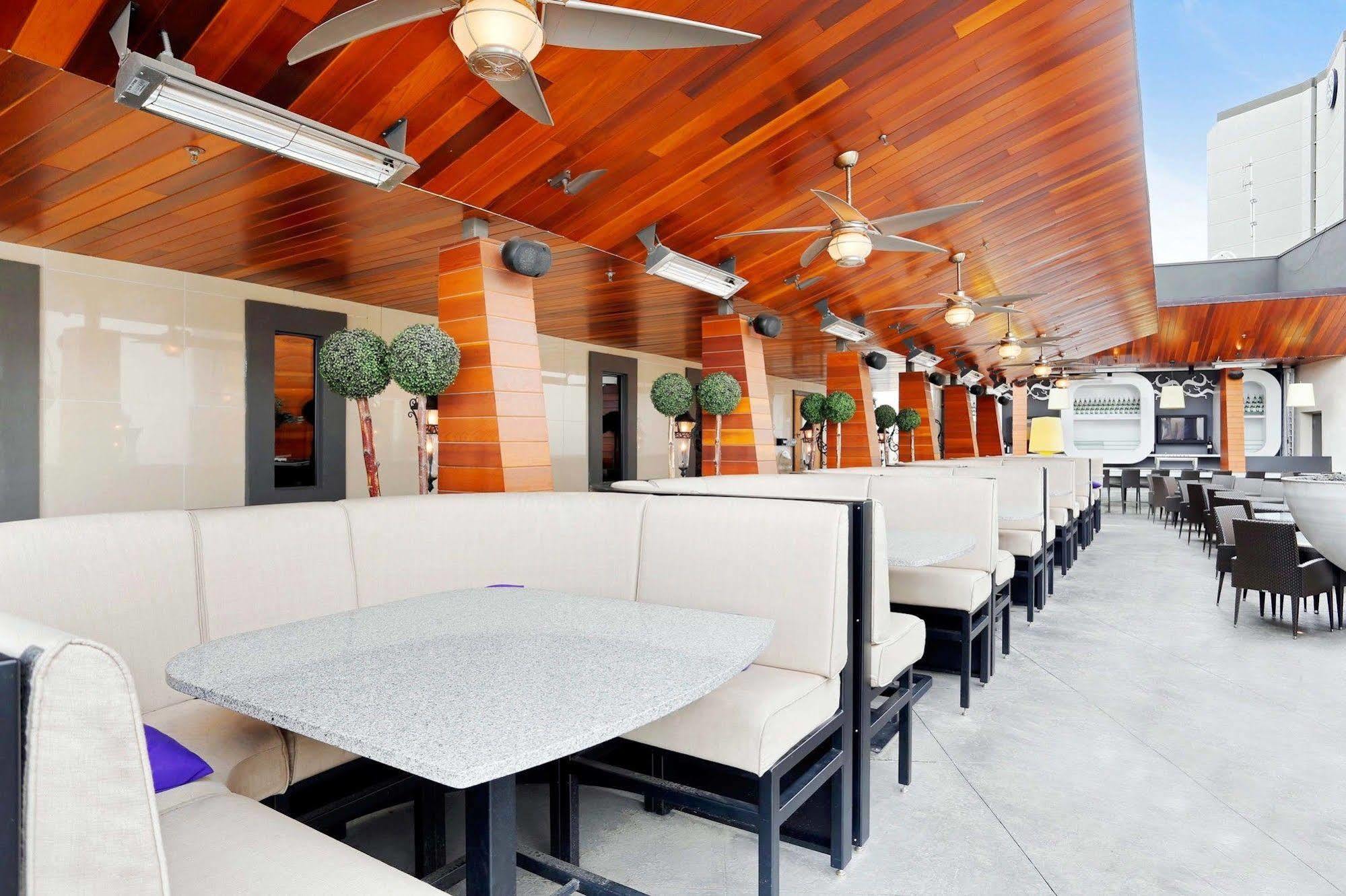 Hotel Sandman Signature Vancouver Airport Hotel&resort 4*