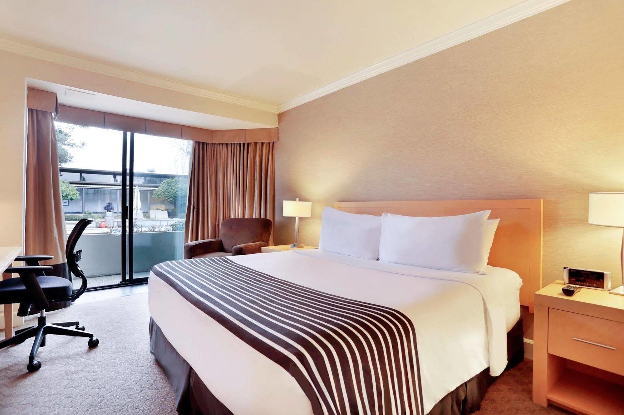 Sandman Signature Vancouver Airport Hotel&resort 4*
