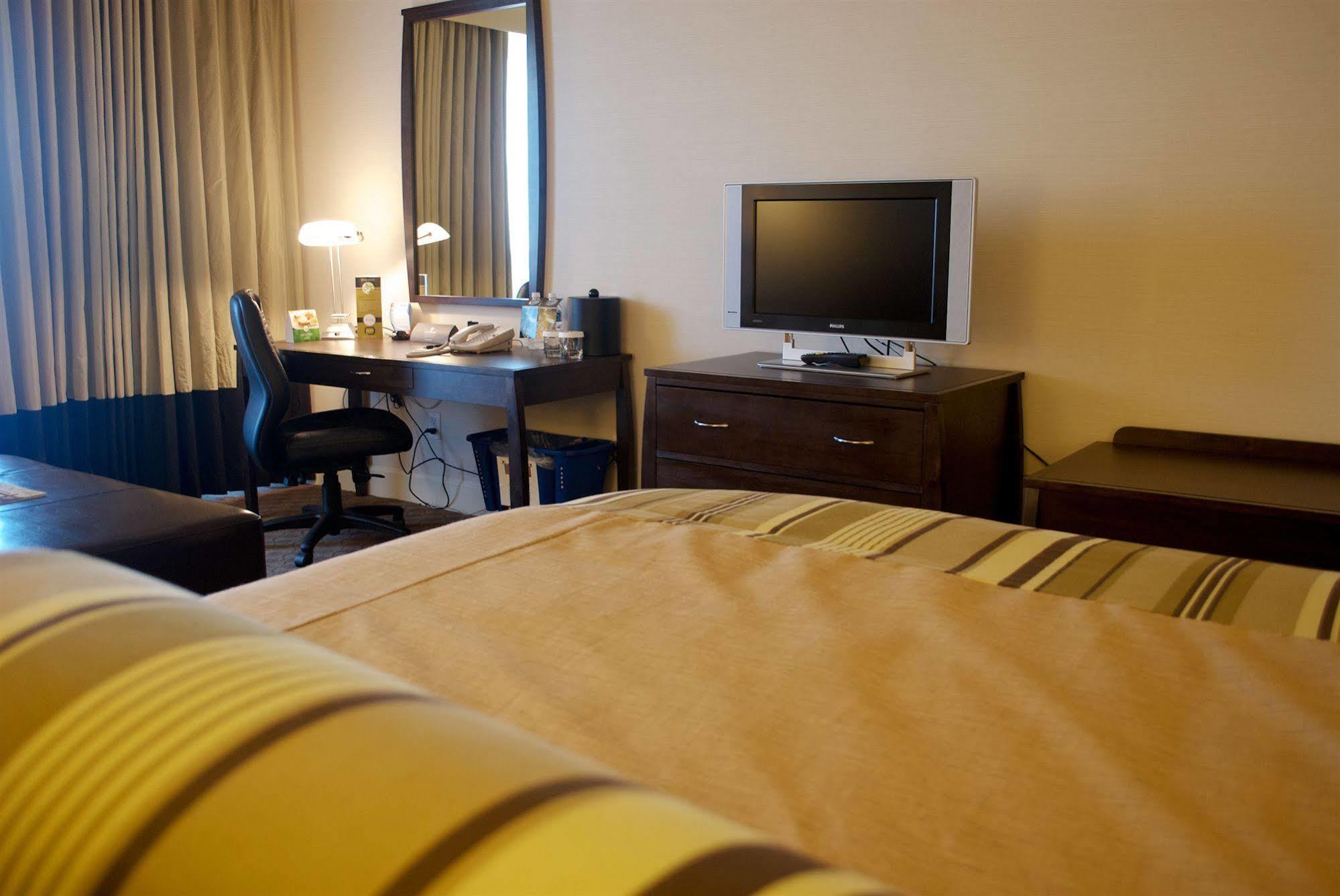 Hotel Sandman Signature Vancouver Airport Hotel&resort 4*