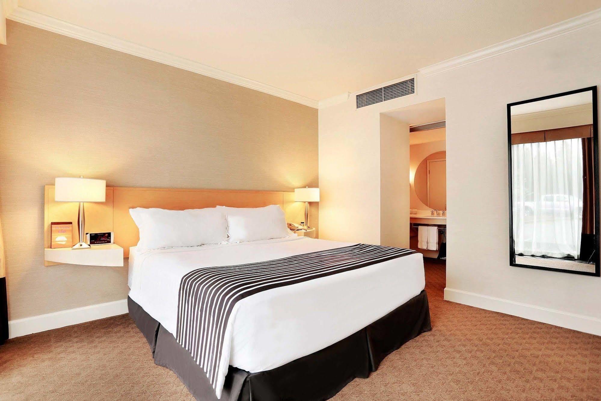 Hotel Sandman Signature Vancouver Airport Hotel&resort 4*